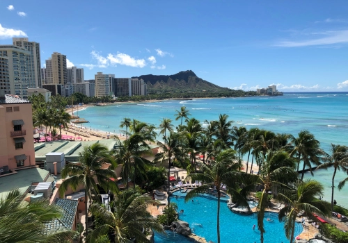 ダイヤモンドヘッドと海